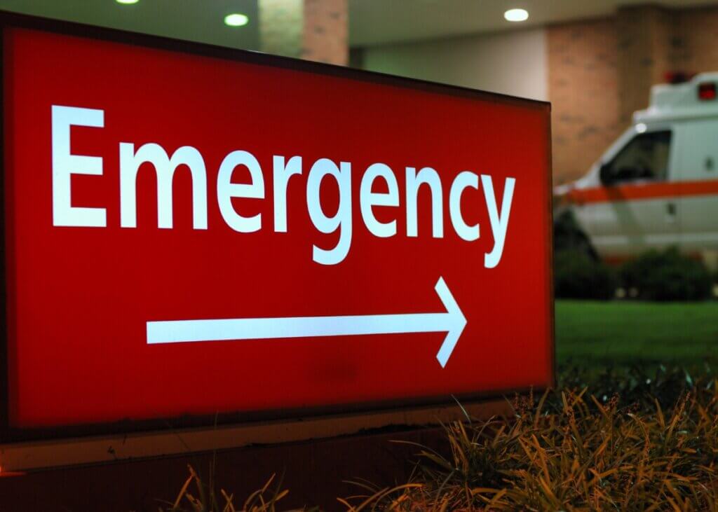 an emergency sign right outside of a hospital.