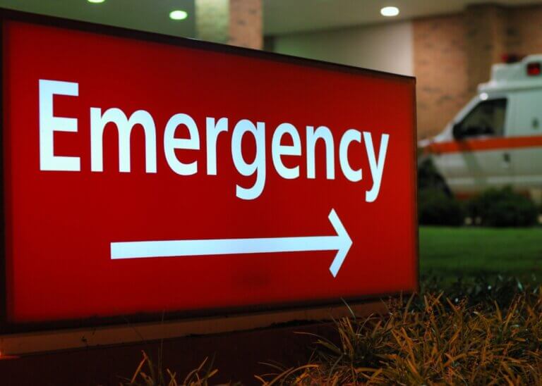 an emergency sign right outside of a hospital.